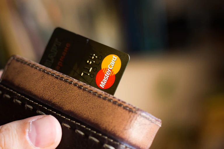 Vue d'un portefeuille avec une carte bancaire.