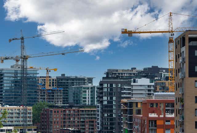 Vue rapprochée des bâtiments et des grues dans le quartier de Griffintown