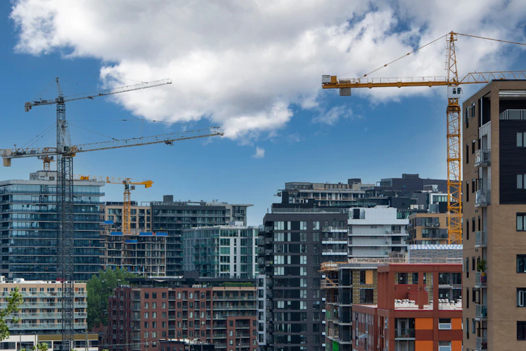 Vue rapprochée des bâtiments et des grues dans le quartier de Griffintown