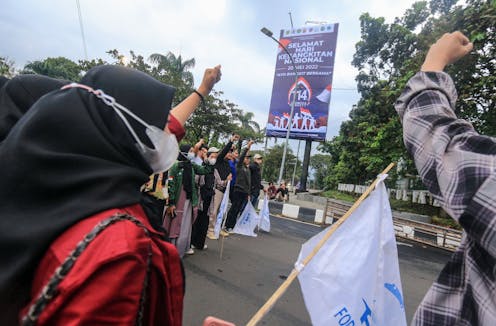 Poster 'Bercinta 3 ronde' dalam unjuk rasa, wujud perlawanan atas pengekangan tubuh perempuan