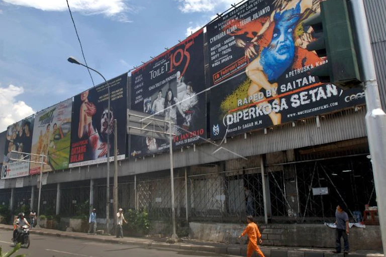 Spanduk film horor Indonesia di Jakarta.
