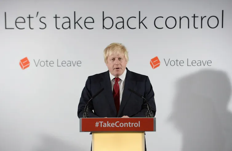 Boris Johnson à un pupitre devant une pancarte proclamant « Reprenons le contrôle Votez Leave »