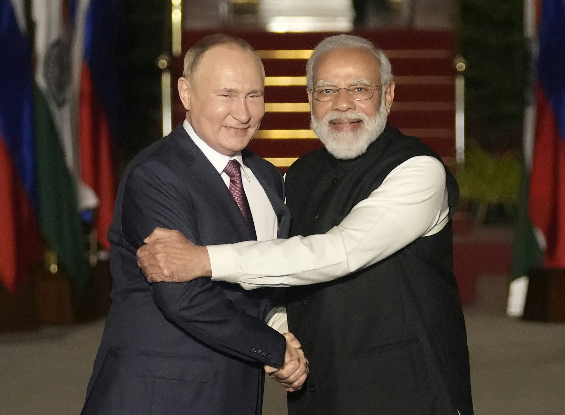 Vladimir Poutine et Narendra Modi s’enlacent