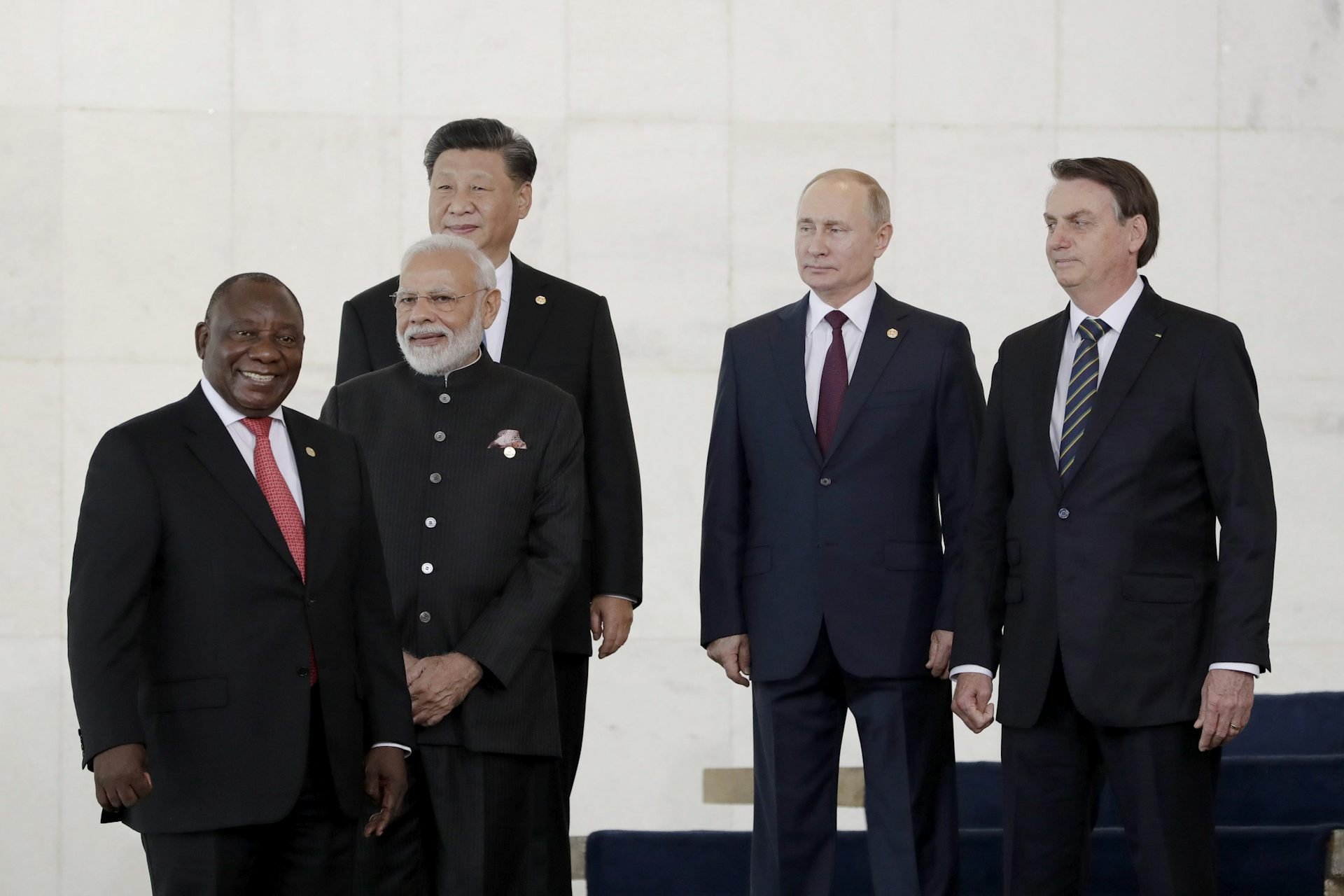 Cinq hommes habillés en noir prennent la pose