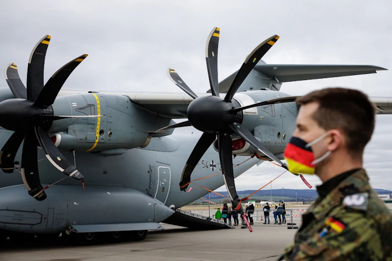 Un soldat des forces armées allemandes surveille l'embarcation d'un avion-cargo de la Bundeswehr, un Airbus A400M.