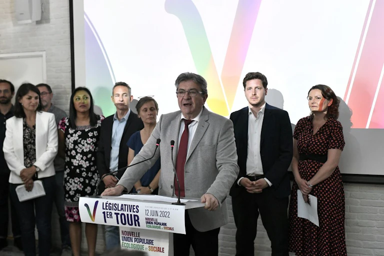 Jean-Luc Mélenchon entouré des candidats NUPES après le premier tour des élections législatives.