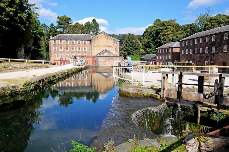 Moulin et canal.