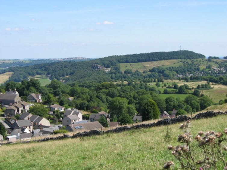 Une vue grand angle du village d'Angleterre.