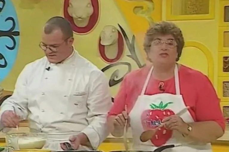 La cheffe Maïté dans son émission « La cuisine des Mousquetaires » en compagnie du chef Philippe Etchebest, en 1996.