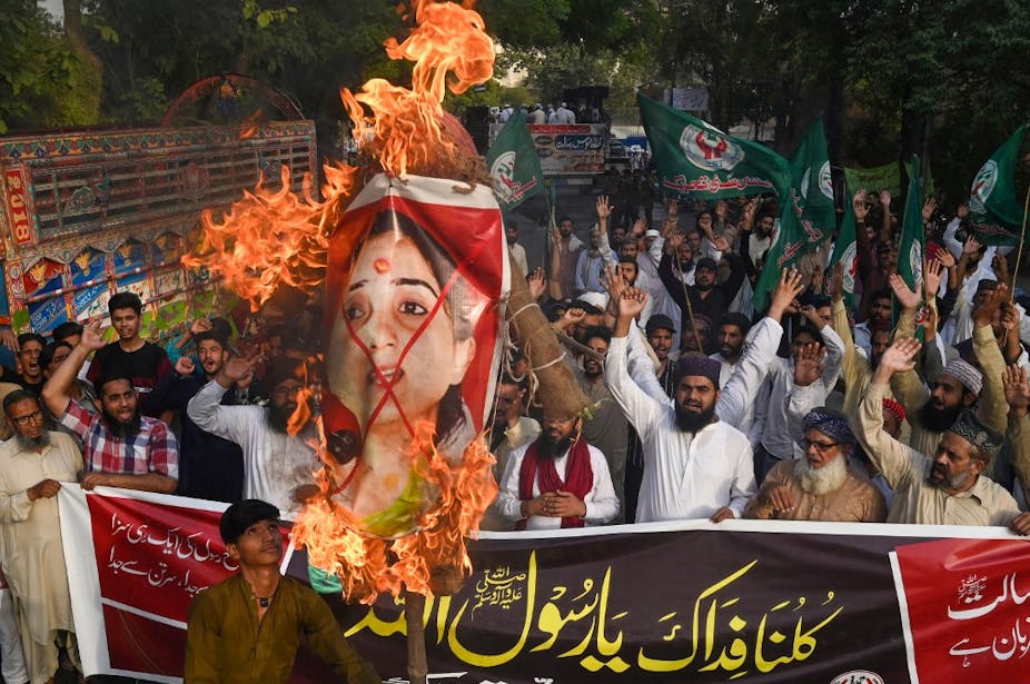 Le portrait de Nuper Sharma, ancienne porte-parole du parti au pouvoir en Inde, est brûlé lors d'une manifestation à Lahore le 12 juin 2022.