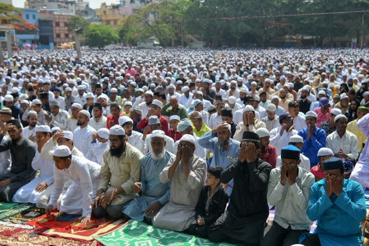 Foule d’hommes musulmans en prière