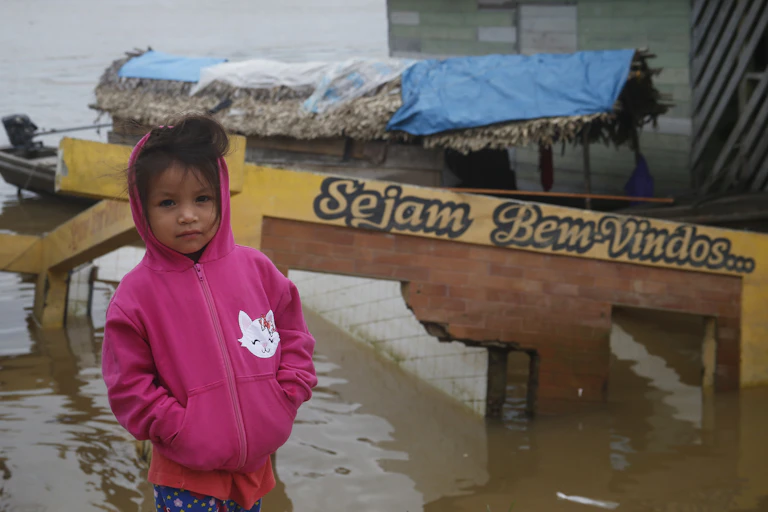 petite fille devant un quai qui se jette dans une rivière