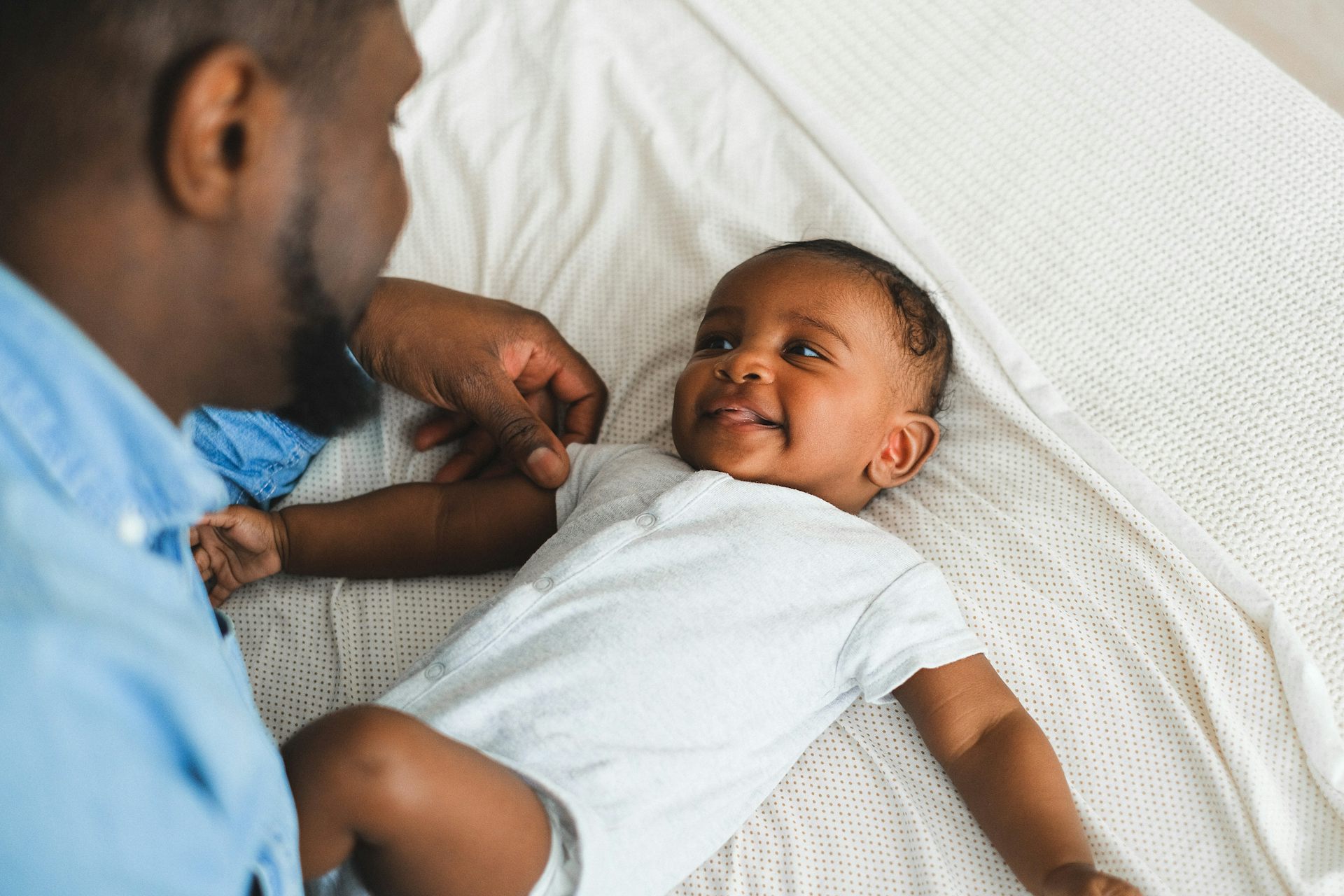 6 ways fathers can share love and connection with their babies