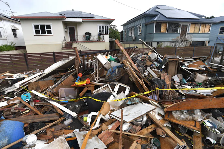 Floods lismore debris