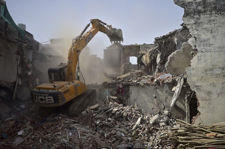 Une maison détruite au bulldozer