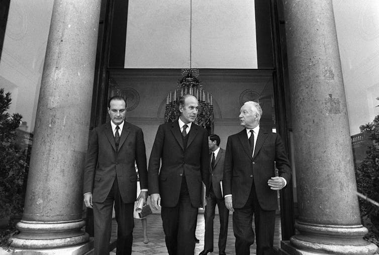 Jacques Chirac, alors ministre de l’agriculture, Valéry Giscard d’Estaing, ministre de l’Économie et des Finances et Pierre Messmer, premier ministre, quittent l’Élysée le 4 septembre 1972 après un déjeuner avec le président Georges Pompidou