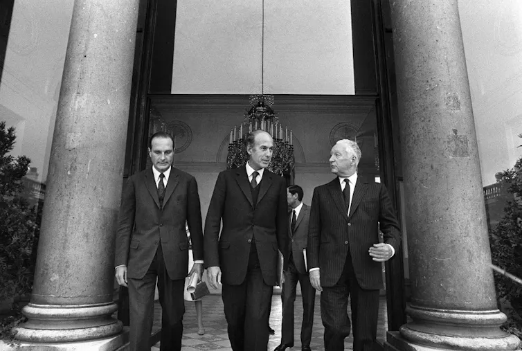 Jacques Chirac, alors ministre de l’agriculture, Valéry Giscard d’Estaing, ministre de l’Économie et des Finances et Pierre Messmer, premier ministre, quittent l’Élysée le 4 septembre 1972 après un déjeuner avec le président Georges Pompidou