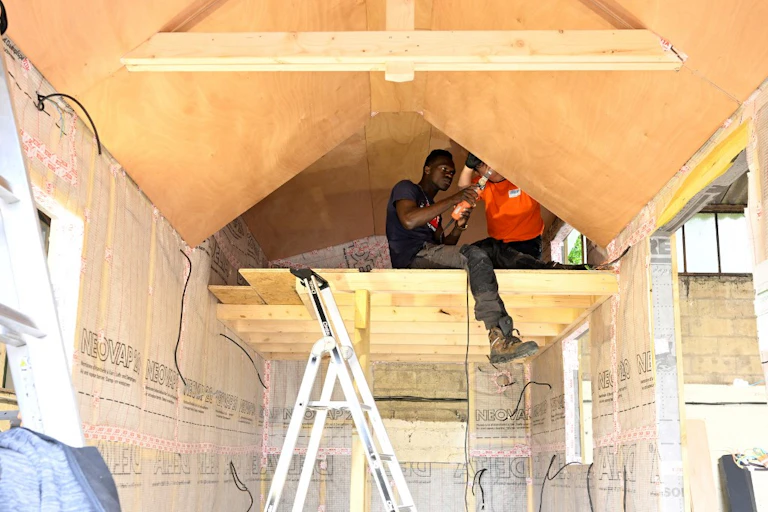 Un jeune en insertion travaille dans un chantier en Bretagne