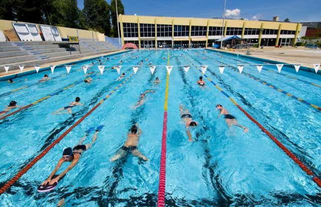 Nageurs libres, circulation en file indienne et couloirs de nage dans une piscine à Echirolles (38)