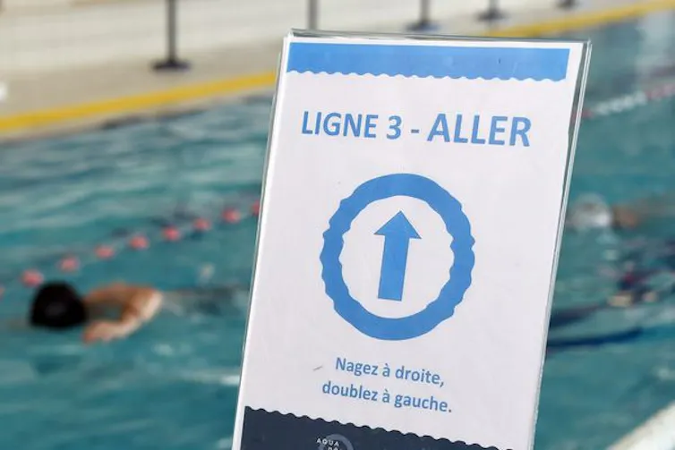 Panneau indiquant les règles de circulation dans la piscine