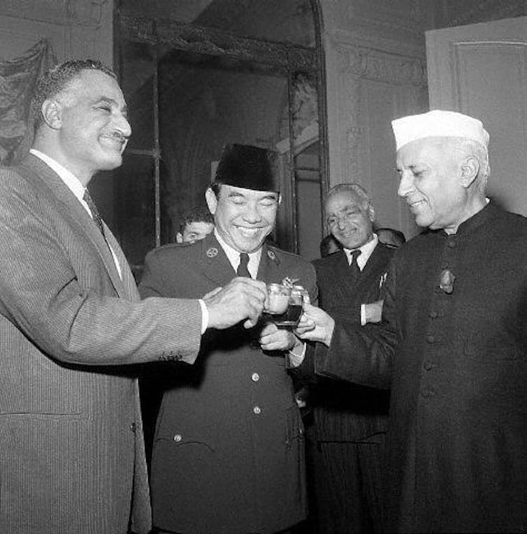 Nasser, Sukarno et Nehru en train de trinquer