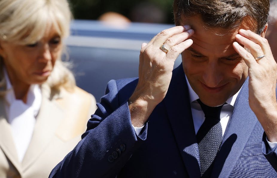 Brigitte et Emmanuel Macron qui se prend la tête entre les mains