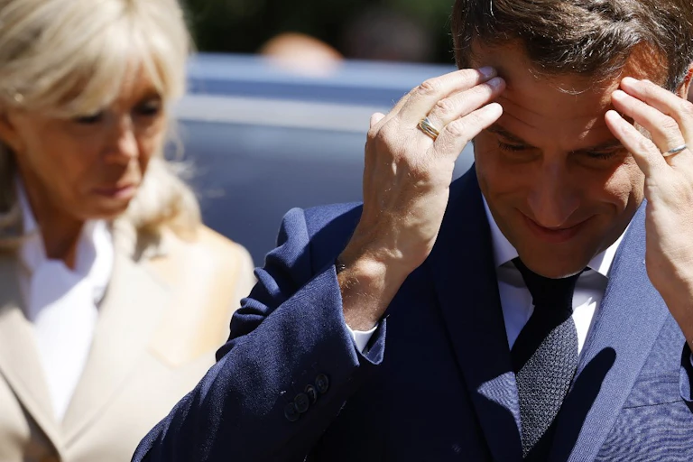 Brigitte et Emmanuel Macron qui se prend la tête entre les mains