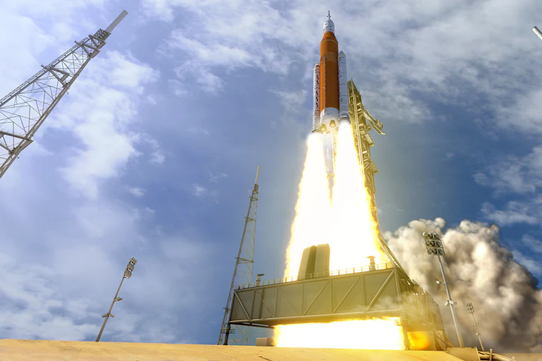 La fusée SLS décolle.