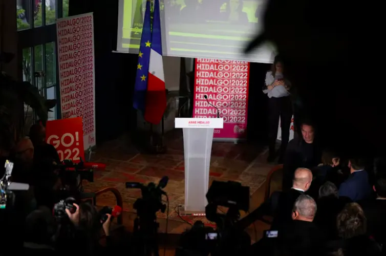Une photo du pupitre d'Anne Hidalgo avant sa prise de parole lors de l'annonce des résultats du 1ᵉʳ tour de la présidentielle 2022
