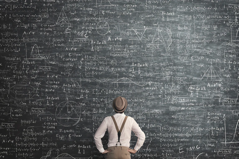 homme regarde un tableau avec des formules mathématiques complexes