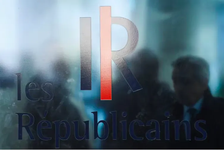 Photo prise devant le QG du parti Les Républicains le soir des résultats du premier tour de la présidentielle 2022