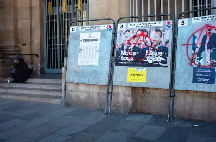 Affiches électorales vandalisées à Paris le 17 avril