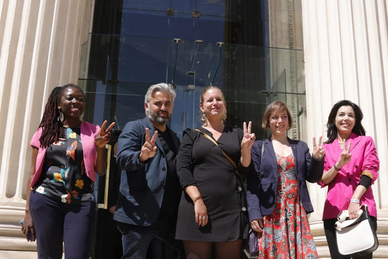 Nouveaux membres élus du Parlement, les députés Nouvelle Union populaire écologique et sociale (NUPES) Sophia Chikirou Sarah Legrain, Alexis Corbiere, Daniele Obono posent avec la candidate Mathilde Panot au centre devant le palais Bourbon au lendemin du premier tour.