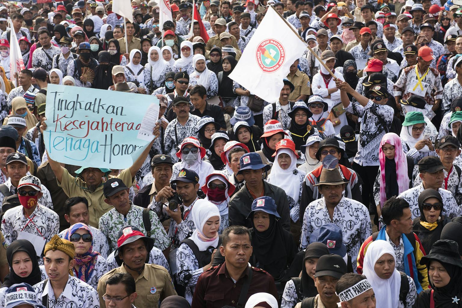 Rencana penghapusan tenaga honorer pada 2023: bagaimana nasib guru?