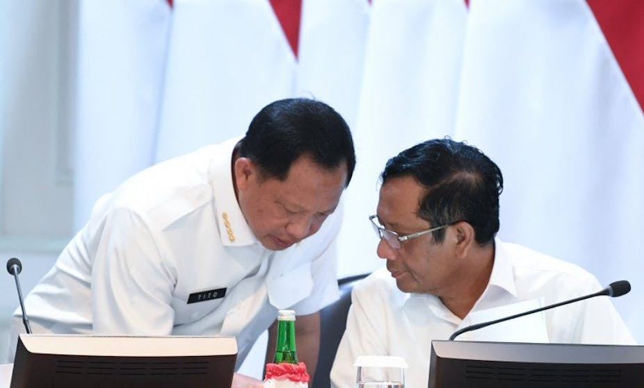 Mendagri Tito Karnavian (kiri) dan Menko Polhukam Mahfud MD dalam rapat kabinet terbatas di Kantor Presiden.