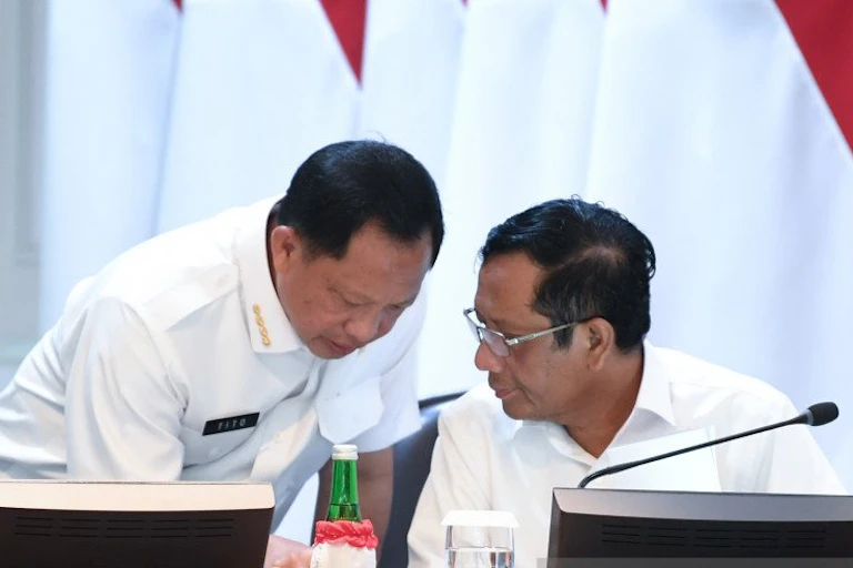 Mendagri Tito Karnavian (kiri) dan Menko Polhukam Mahfud MD dalam rapat kabinet terbatas di Kantor Presiden.