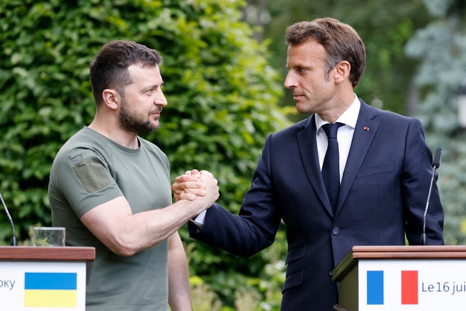 Poignée de mains entre Volodymyr Zelensky et Emmanuel Macron
