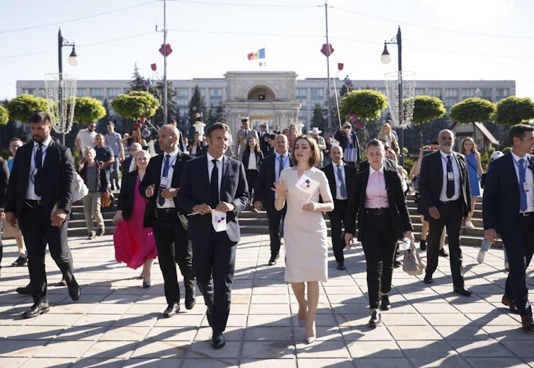 Emmanuel Macron lors d’une promenade à Chisinau, capitale de la Moldavie, avec la présidente de la Moldavie, Maia Sandu, le 15 juin 2022