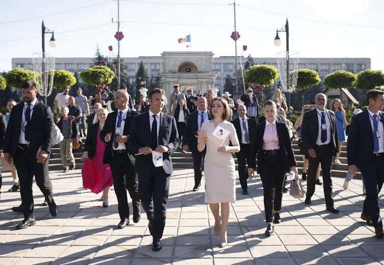 Emmanuel Macron lors d’une promenade à Chisinau, capitale de la Moldavie, avec la présidente de la Moldavie, Maia Sandu, le 15 juin 2022