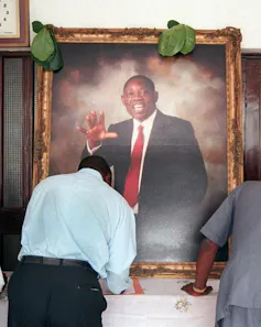 Des personnes signent le livre de condoléances le 9 juillet, à la maison du leader de l’opposition Moshood Abiola, décédé d’une crise cardiaque le 7 juillet alors qu’il était emprisonné par le gouvernement militaire à Abuja