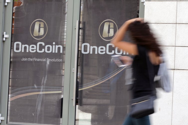 femme devant le bureau de OneCoin