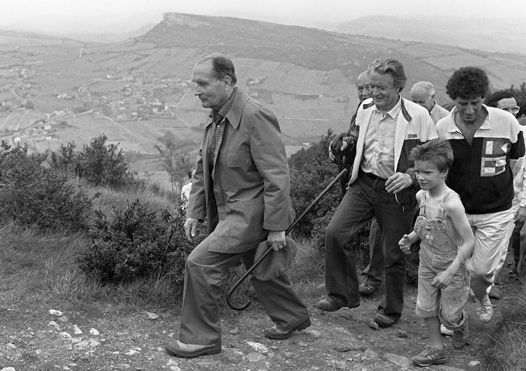 François Mitterrand fait l’ascension de la Roche de Solutré le 18 mai 1986