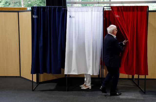 Un hombre acude a la cabina electoral en Le Touquet para la segunda vuelta de las elecciones legislativas del 19 de junio de 2022.