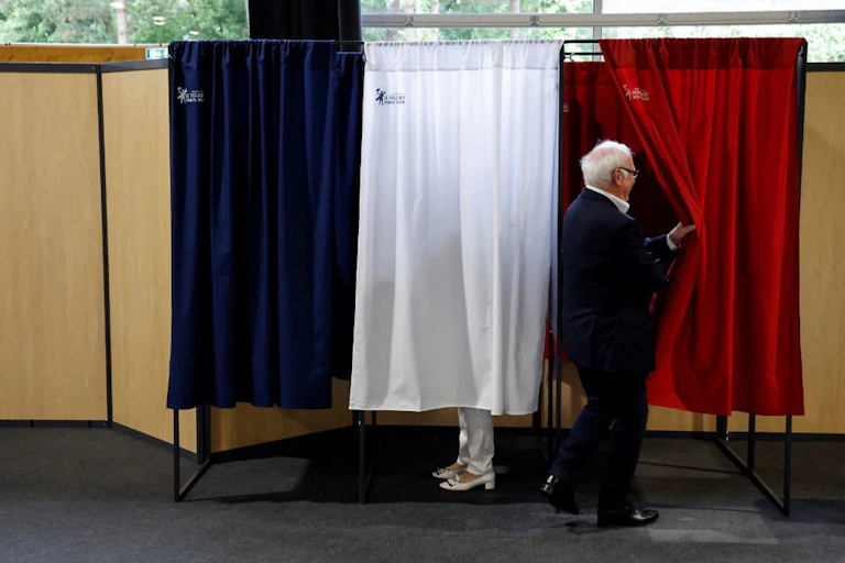 Un hombre acude a la cabina electoral en Le Touquet para la segunda vuelta de las elecciones legislativas del 19 de junio de 2022.
