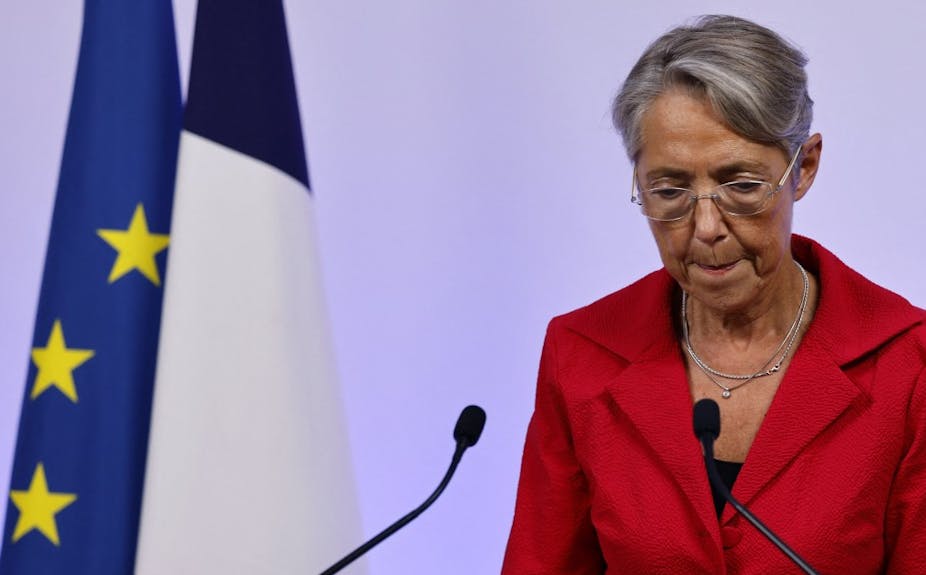 La Première ministre Elisabeth Borne devant le drapeau français et européen s'apprête à prendre la parole.
