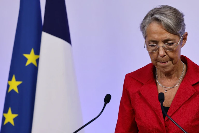 La Première ministre Elisabeth Borne devant le drapeau français et européen s'apprête à prendre la parole.