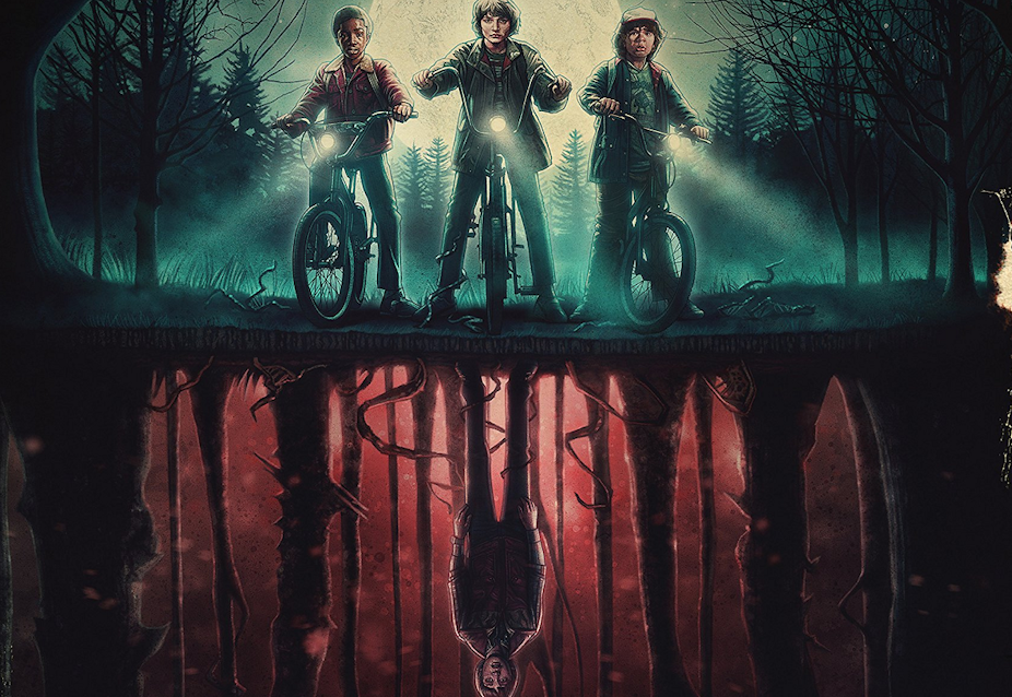 Les héros de la saison 3 de Stranger Things sur l'affiche de la saison 3 nous font face sur leurs vélos, dans la forêt, tandis que le monde à l'envers se révèle sous leurs pieds.