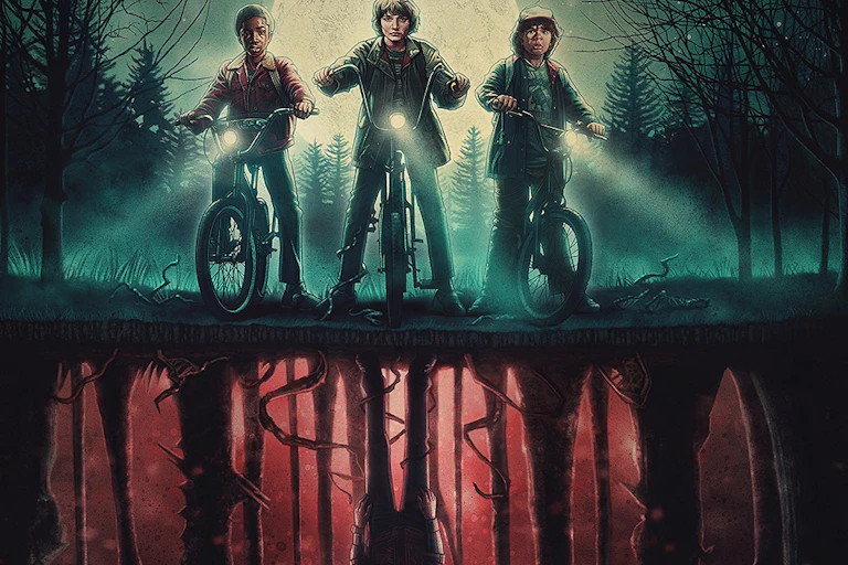 Les héros de la saison 3 de Stranger Things sur l'affiche de la saison 3 nous font face sur leurs vélos, dans la forêt, tandis que le monde à l'envers se révèle sous leurs pieds.