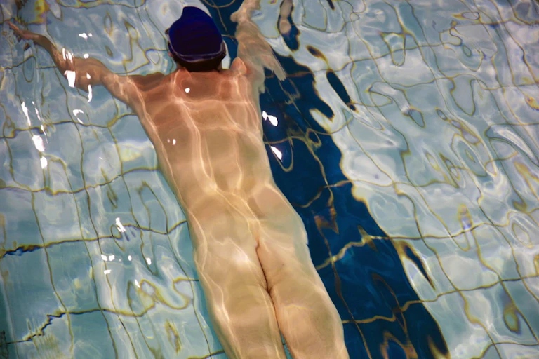 Nageur nu dans la piscine