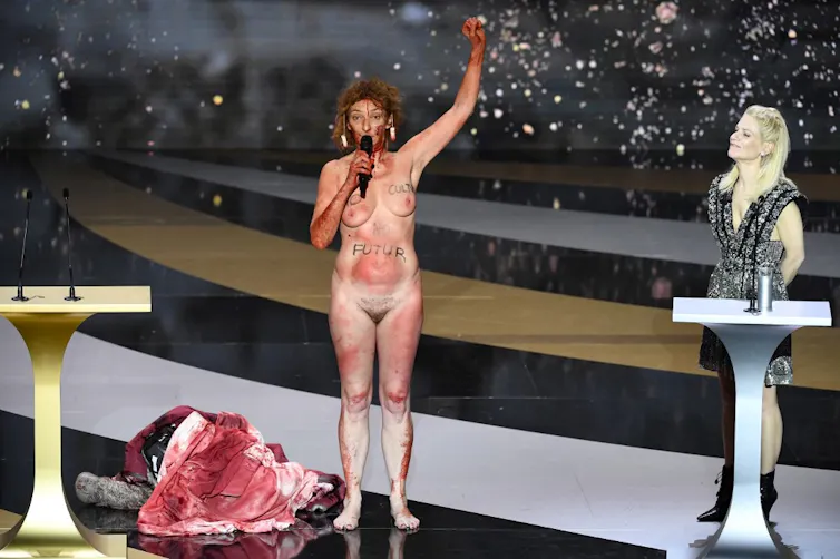 Corinne Masiero est nue sur scène